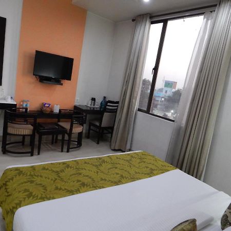 Hotel The Marque Mathura Extérieur photo