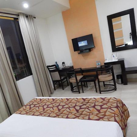 Hotel The Marque Mathura Extérieur photo