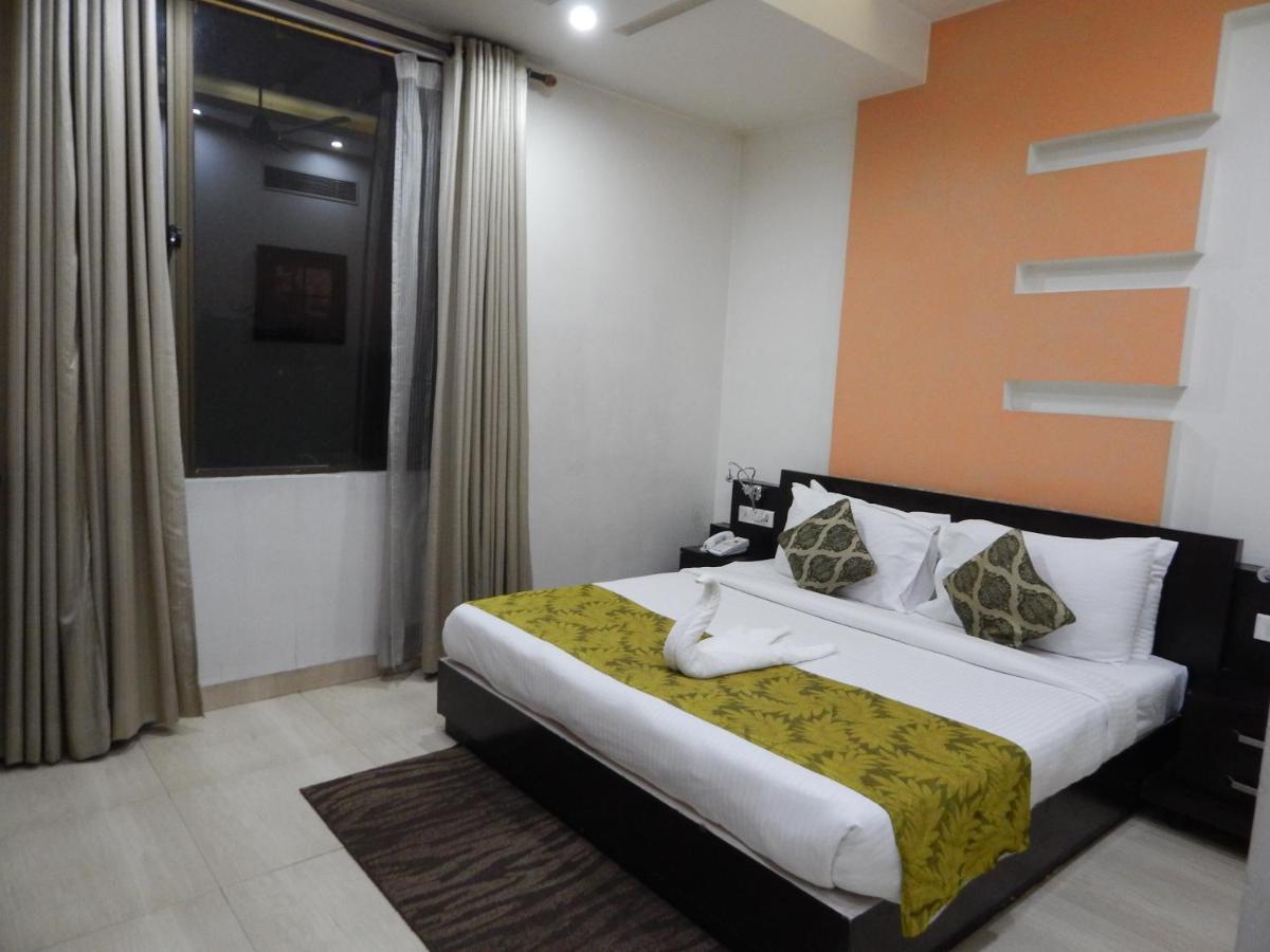 Hotel The Marque Mathura Extérieur photo