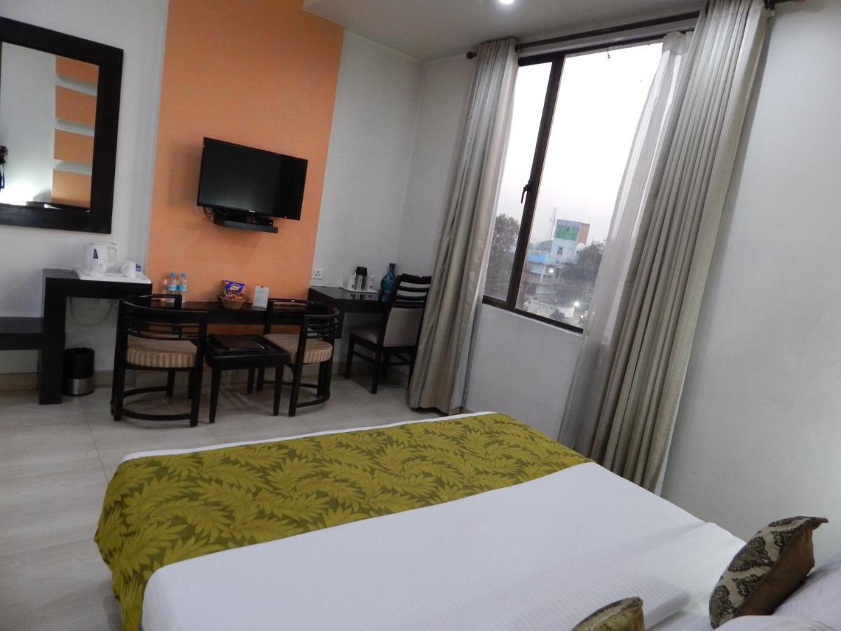 Hotel The Marque Mathura Extérieur photo