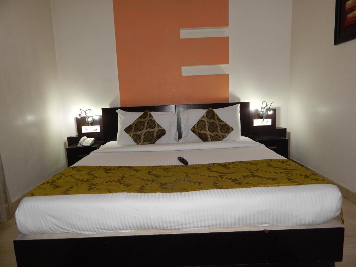 Hotel The Marque Mathura Extérieur photo