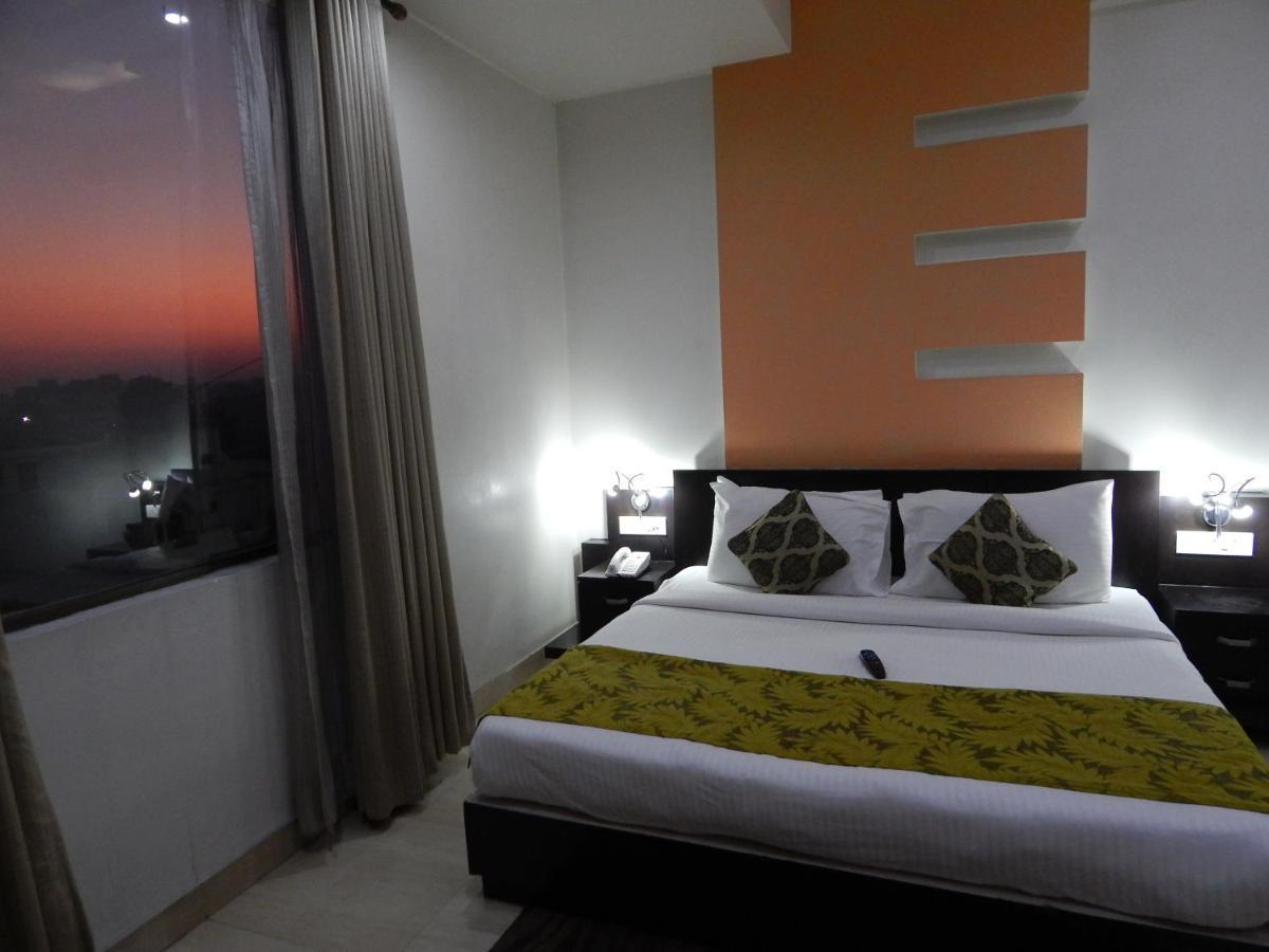 Hotel The Marque Mathura Extérieur photo