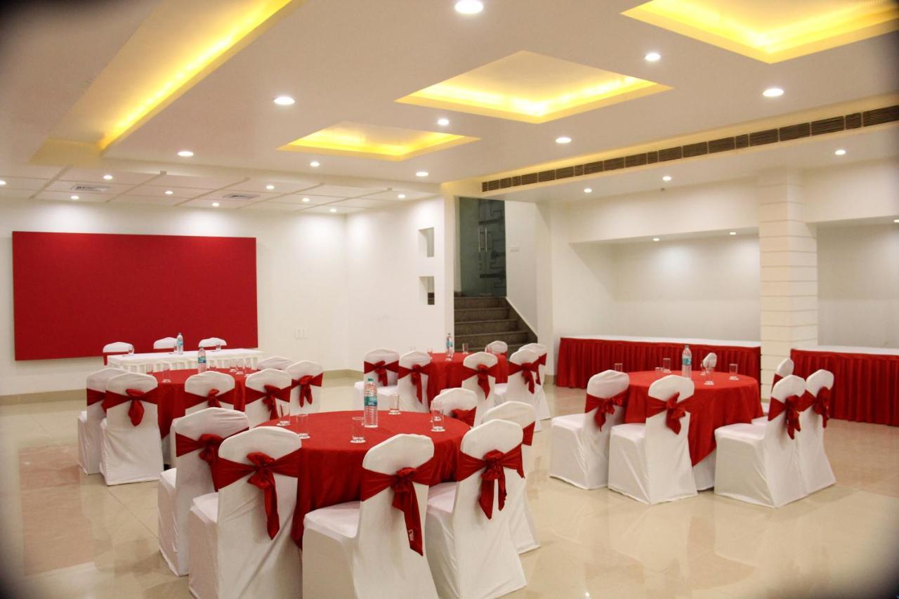 Hotel The Marque Mathura Extérieur photo