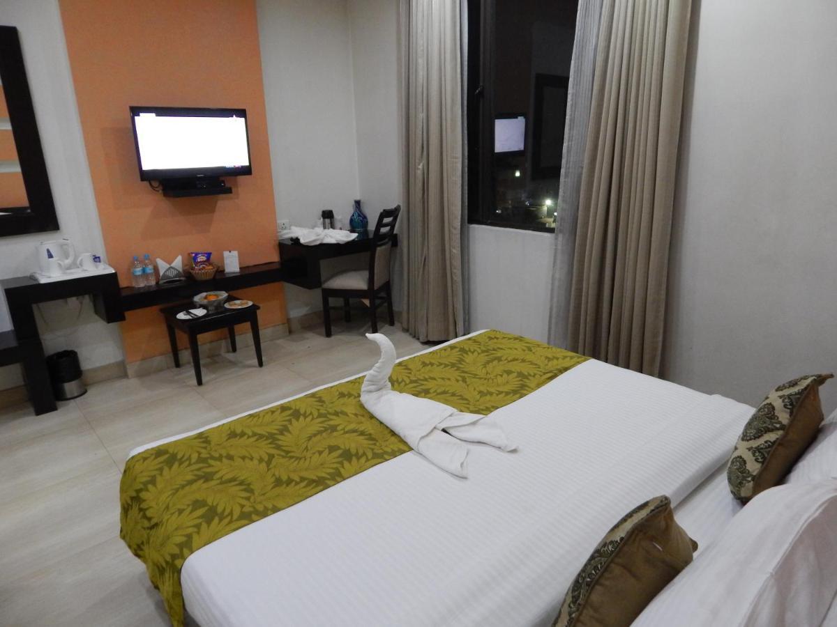 Hotel The Marque Mathura Extérieur photo