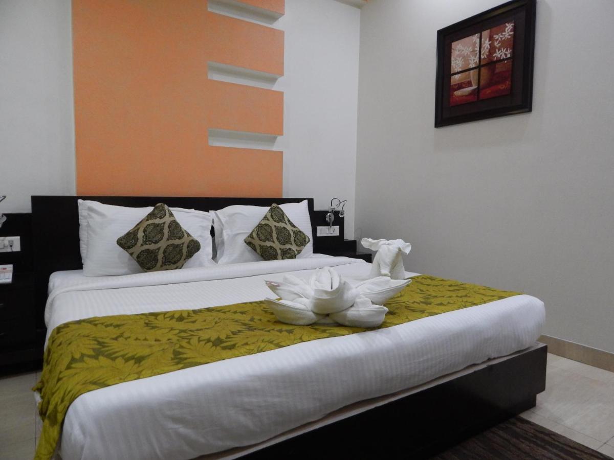 Hotel The Marque Mathura Extérieur photo