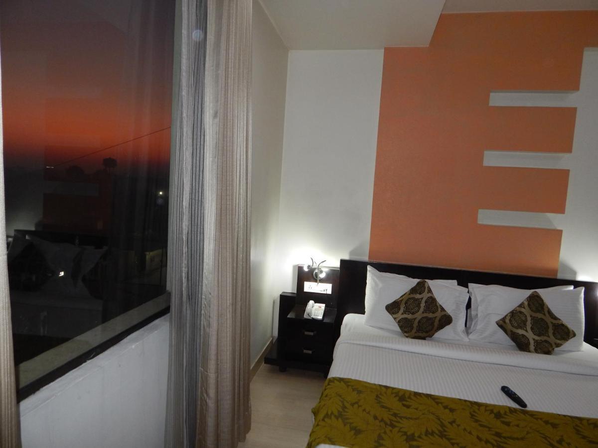 Hotel The Marque Mathura Extérieur photo