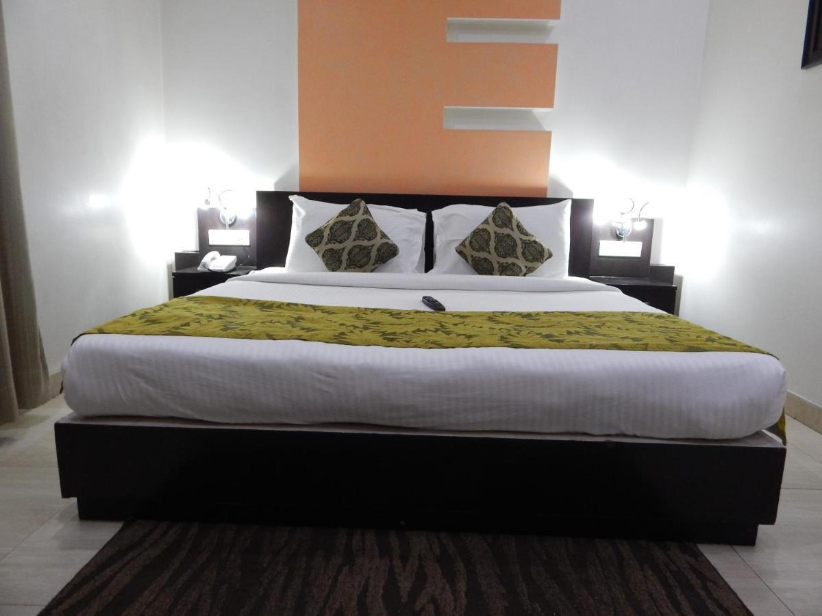 Hotel The Marque Mathura Extérieur photo