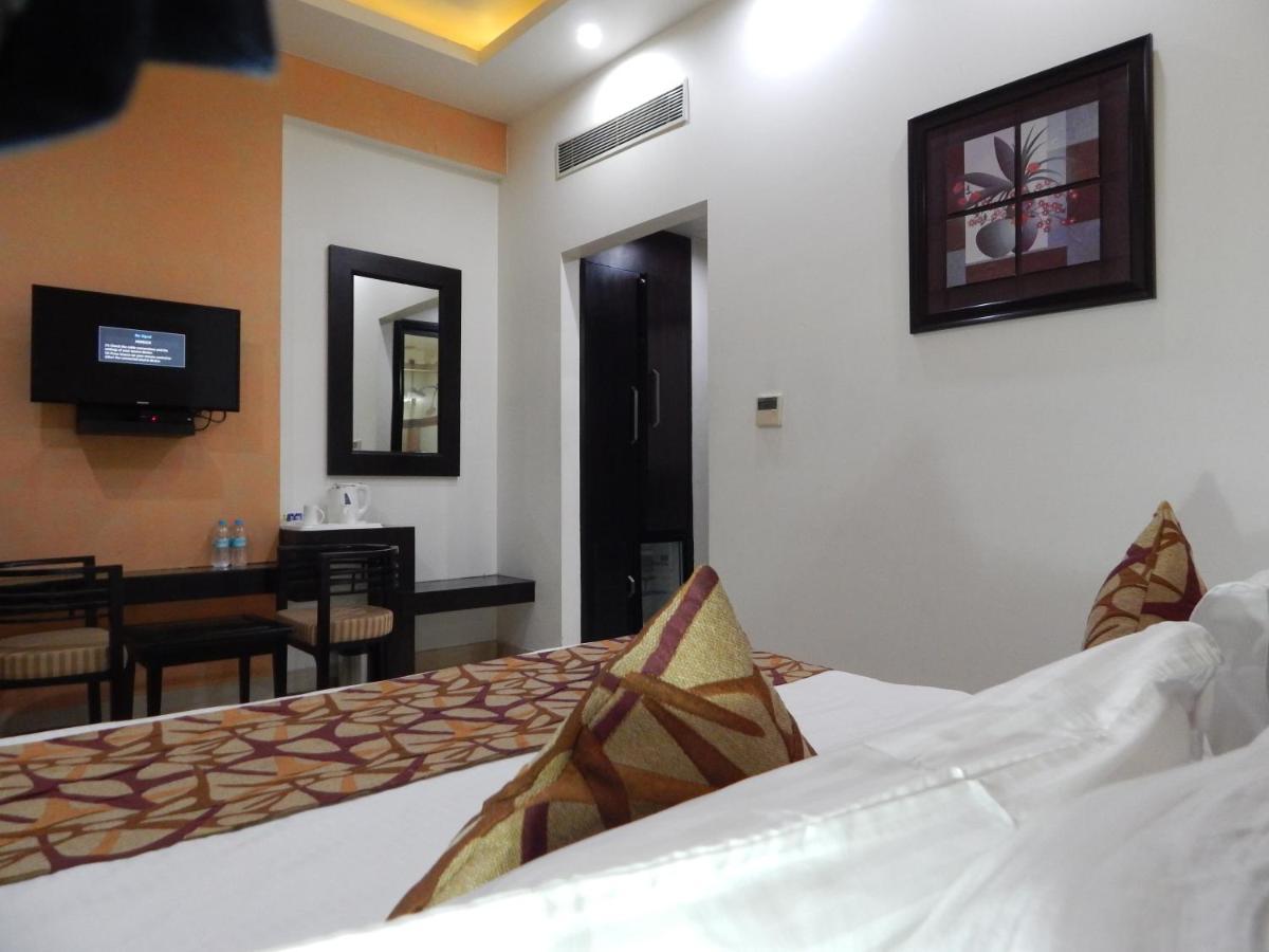 Hotel The Marque Mathura Extérieur photo