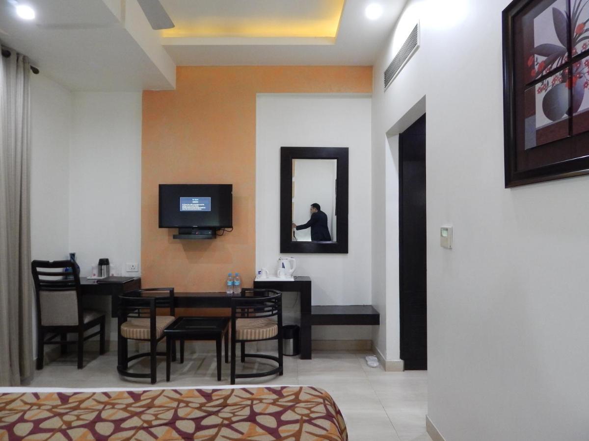 Hotel The Marque Mathura Extérieur photo