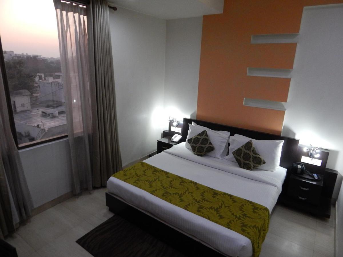 Hotel The Marque Mathura Extérieur photo